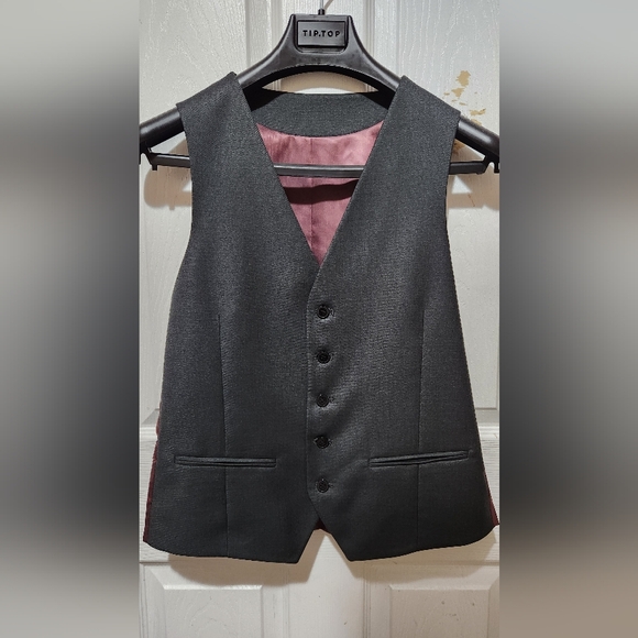 Men's Dark Gray Suit Ensemble - Picture 5 of 8